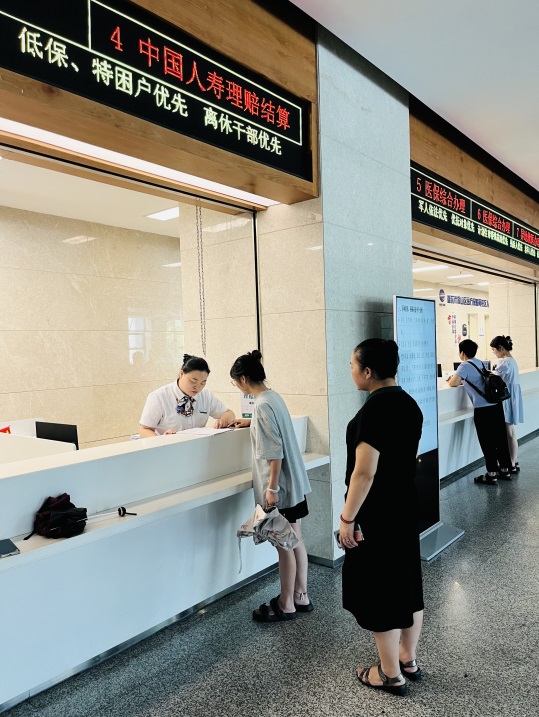 图说：在璧山区人民医院，市民在中国人寿”理赔结算“一站式服务窗口办理理赔服务