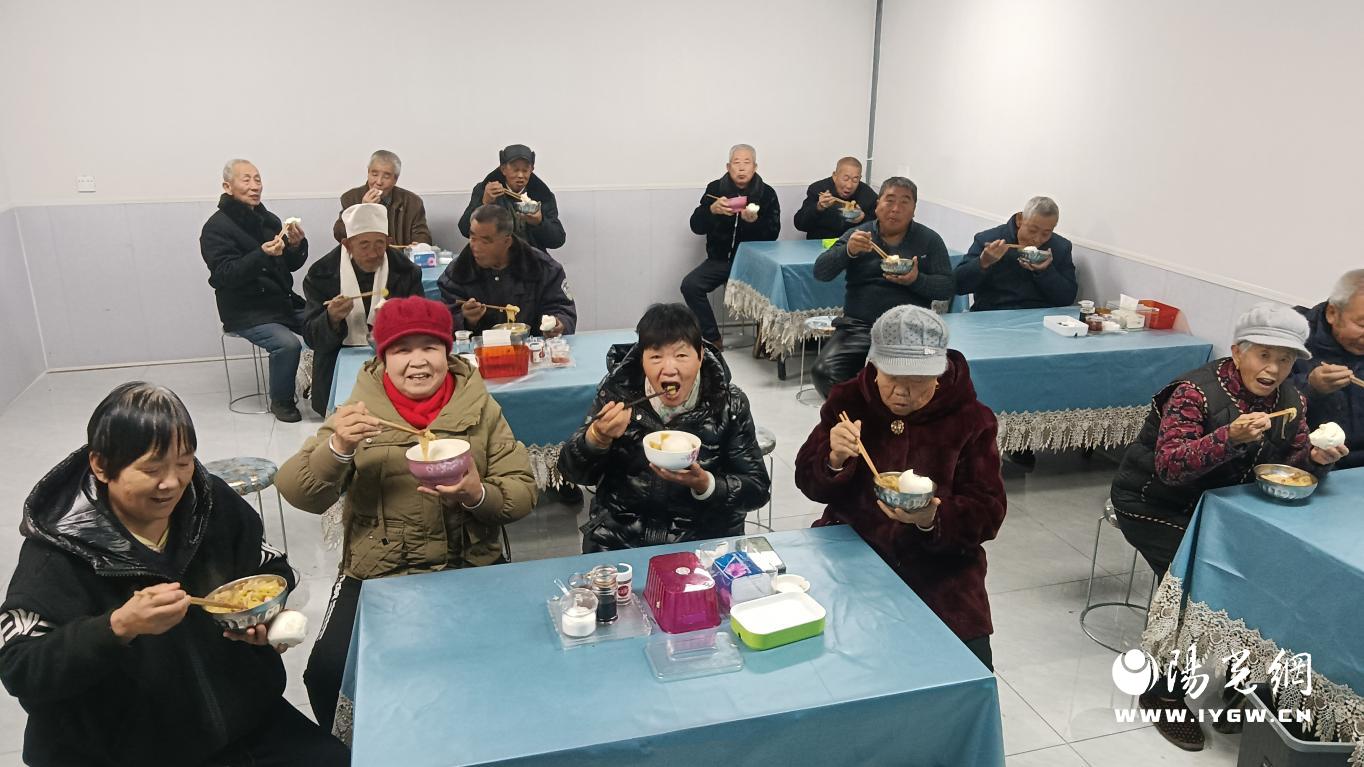 留守老人在园则坪村互助幸福院食堂就餐。