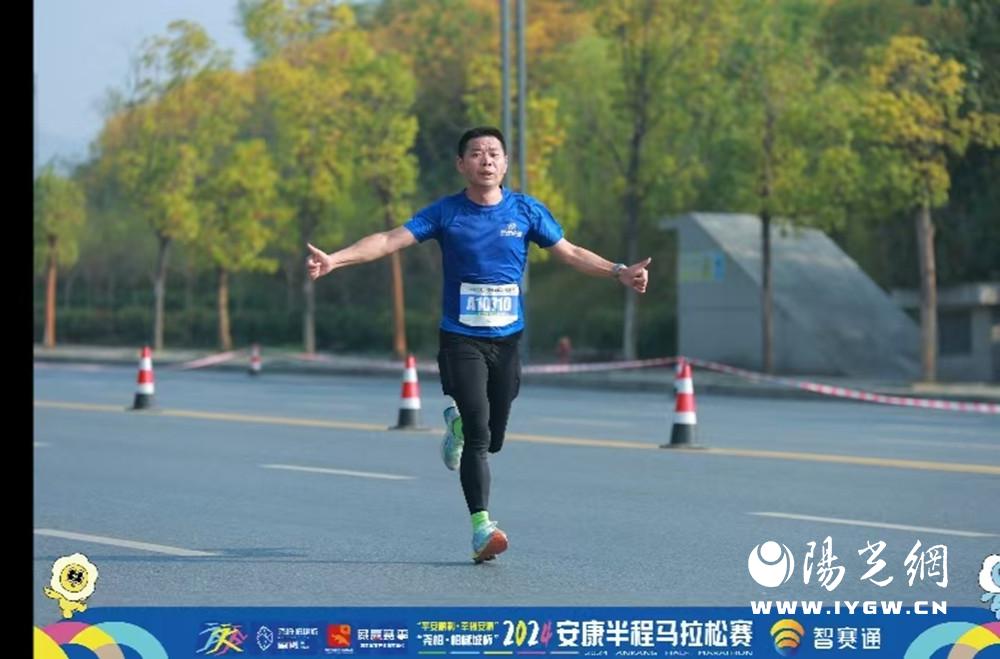 这是王林在参加2024年安康半程马拉松比赛途中_副本