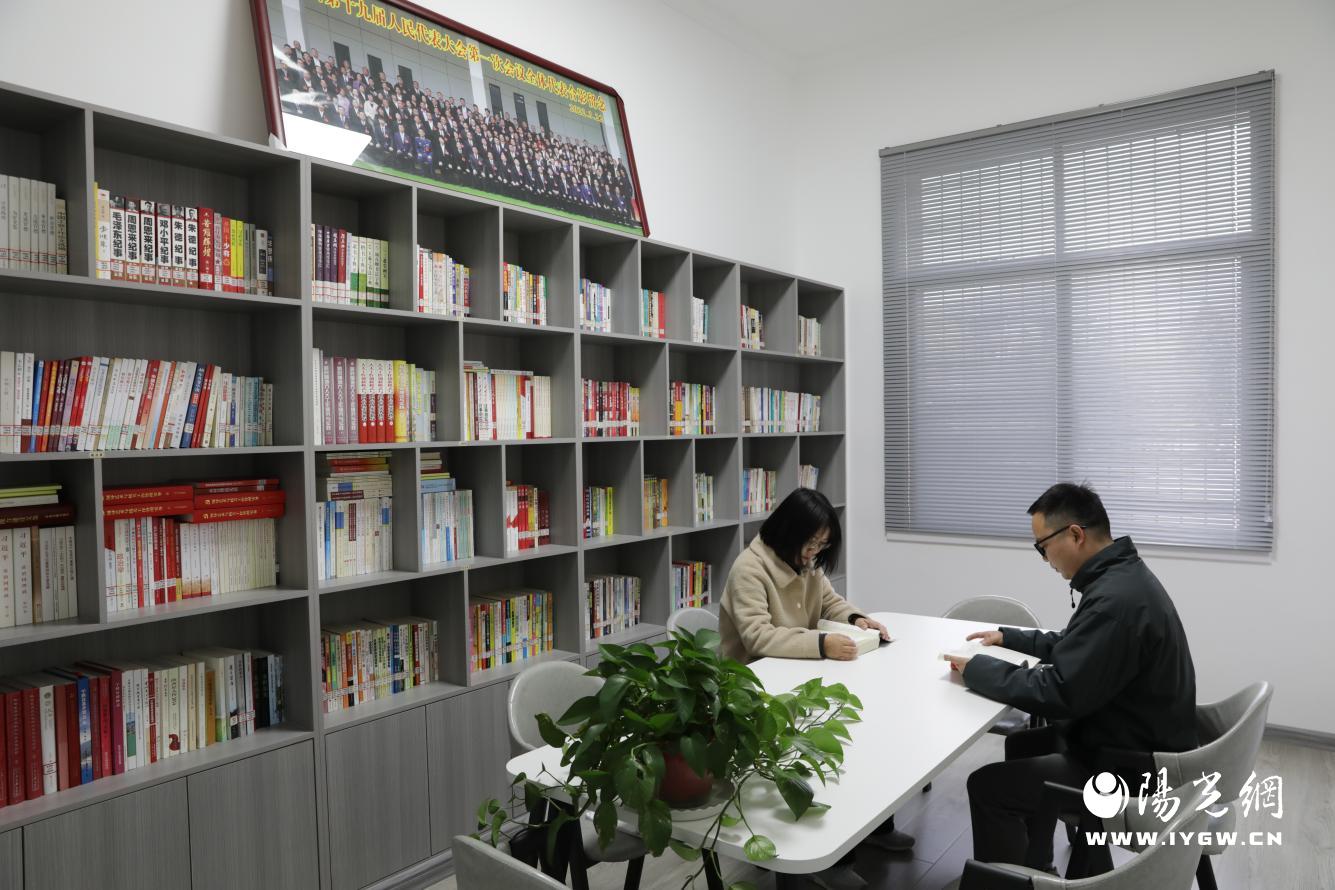 这是宁陕人大机关的干部在图书室读书