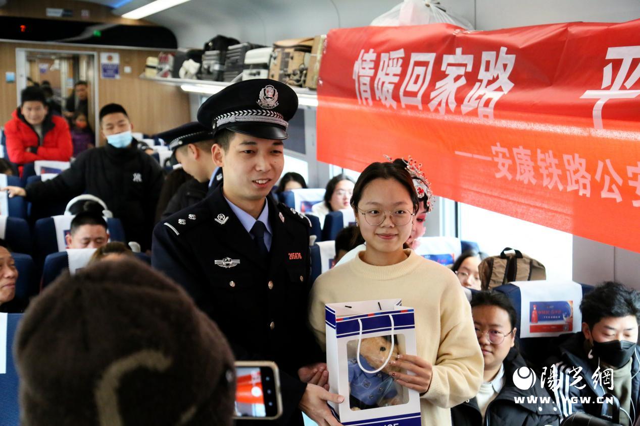 7.安康铁路公安处民警在列车上与旅客开展安全知识趣味互动。