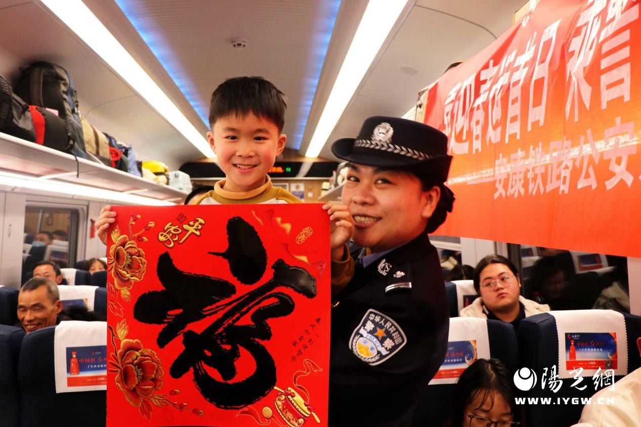 6.安康铁路公安处民警在列车上为小旅客送福。