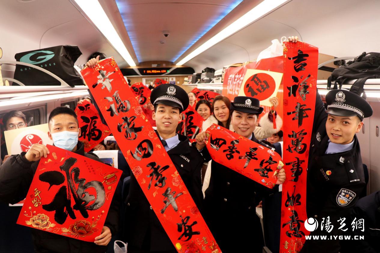 5.安康铁路公安处民警在列车上为旅客送上新年祝福。