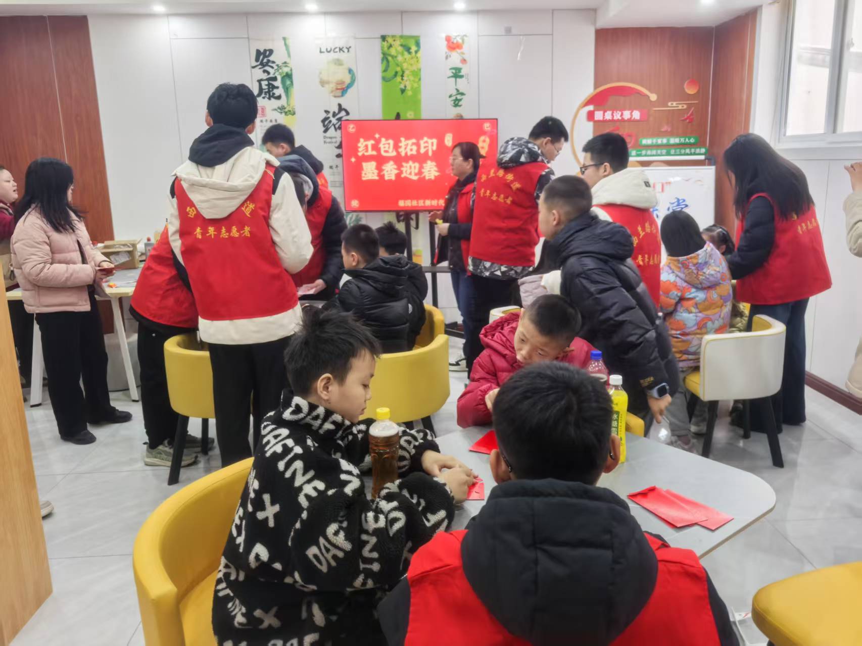 新春墨香汇福园 邻里同绘团圆年 (3)