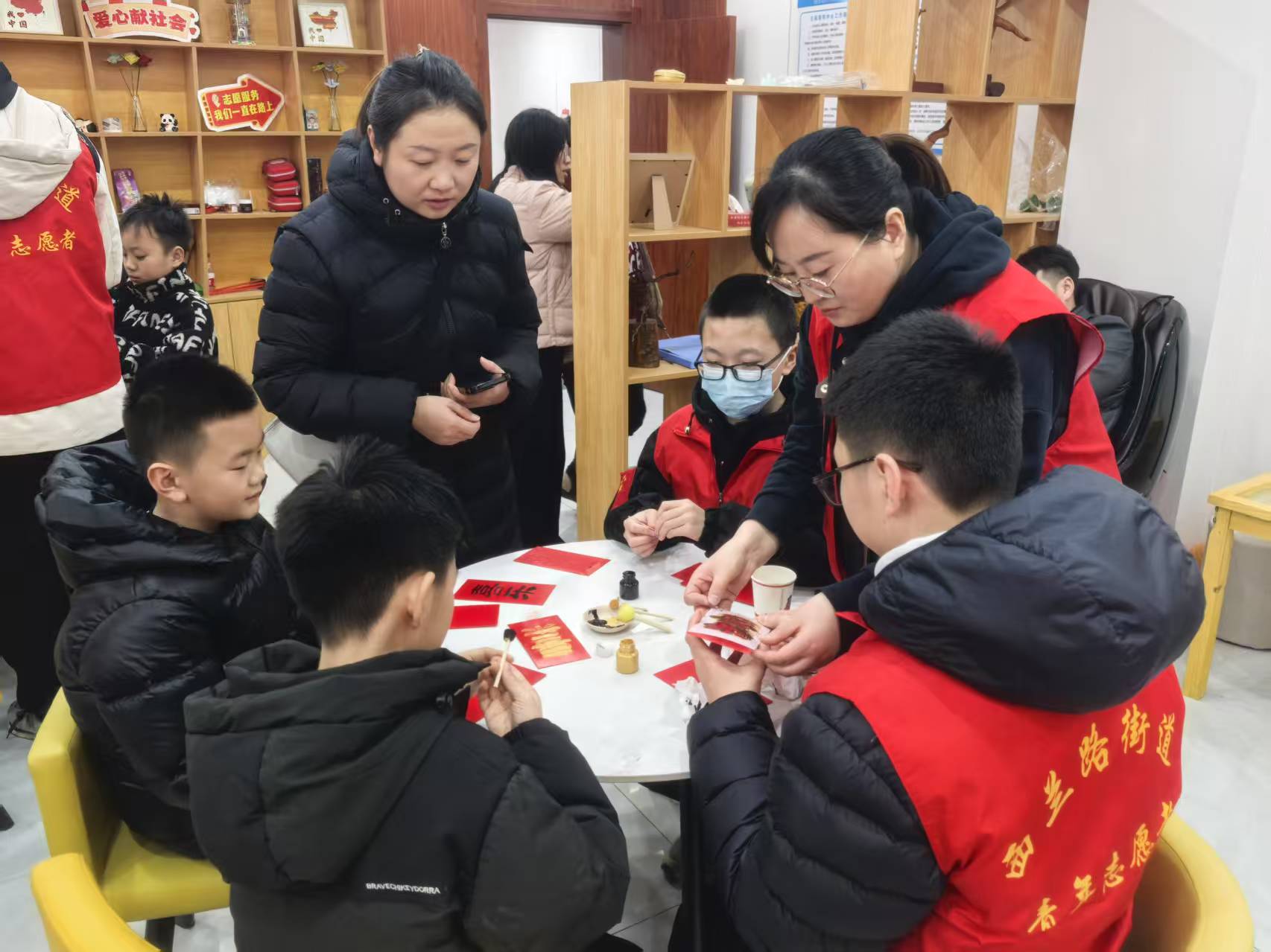 新春墨香汇福园 邻里同绘团圆年 (8)
