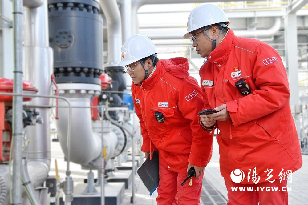 说明: 曹国军和雷涛在第一净化厂装置区巡检