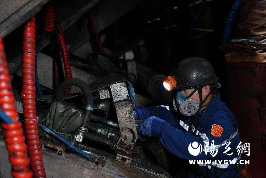 蒲白建庄矿业公司配采队职工现场安全作业
