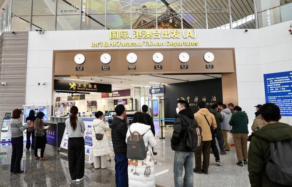 T5航站楼优化国际流程，将海关安检进行合并，采用一次过检模式，极大地提高了通行效率