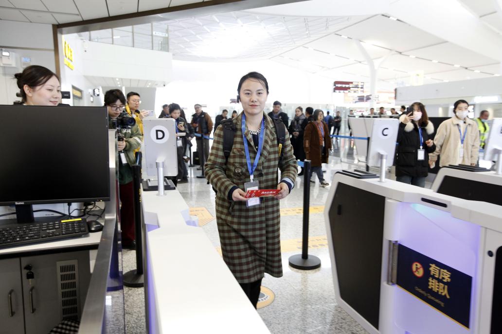 全流程自助验证、人脸识别设备覆盖T5航站楼值机、安检、登机等各个环节，媒体记者正在体验“无证通关”的便捷01
