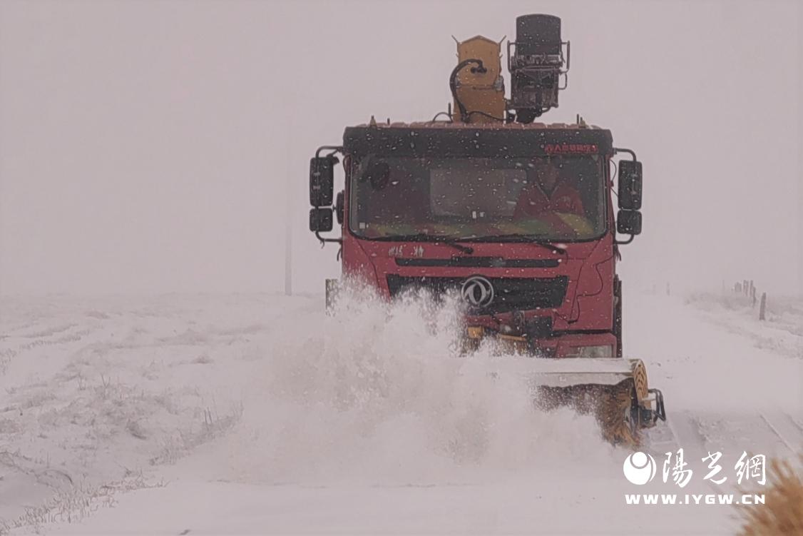 清理积雪 摄影：景颖