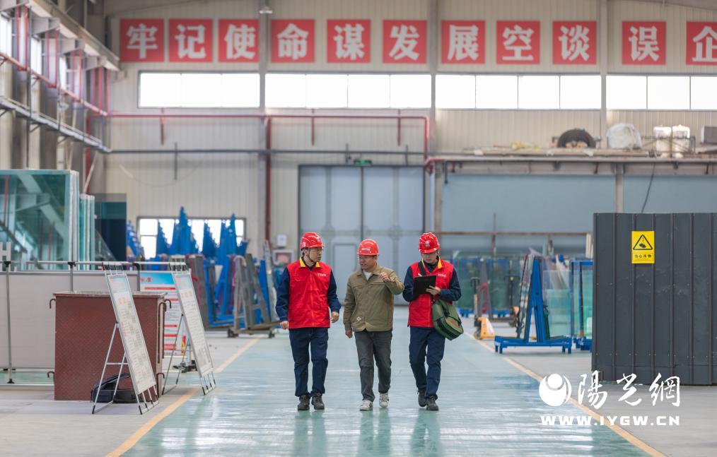 国网榆林供电公司共产党员服务队队员走进榆林市秦岭节能玻璃有限公司了解客户复工复产用电需求