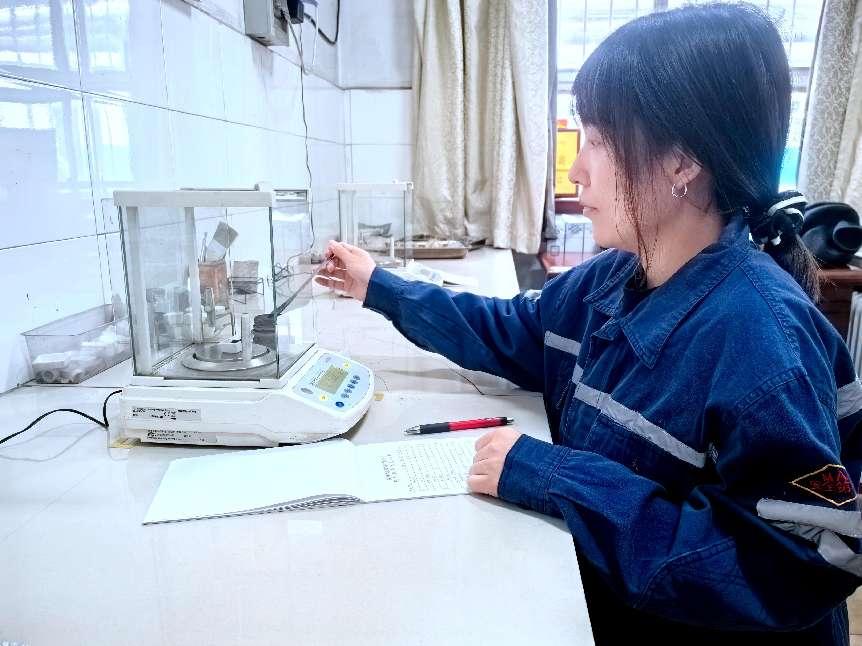 2.蒲白建庄矿业公司职工进行煤质化验