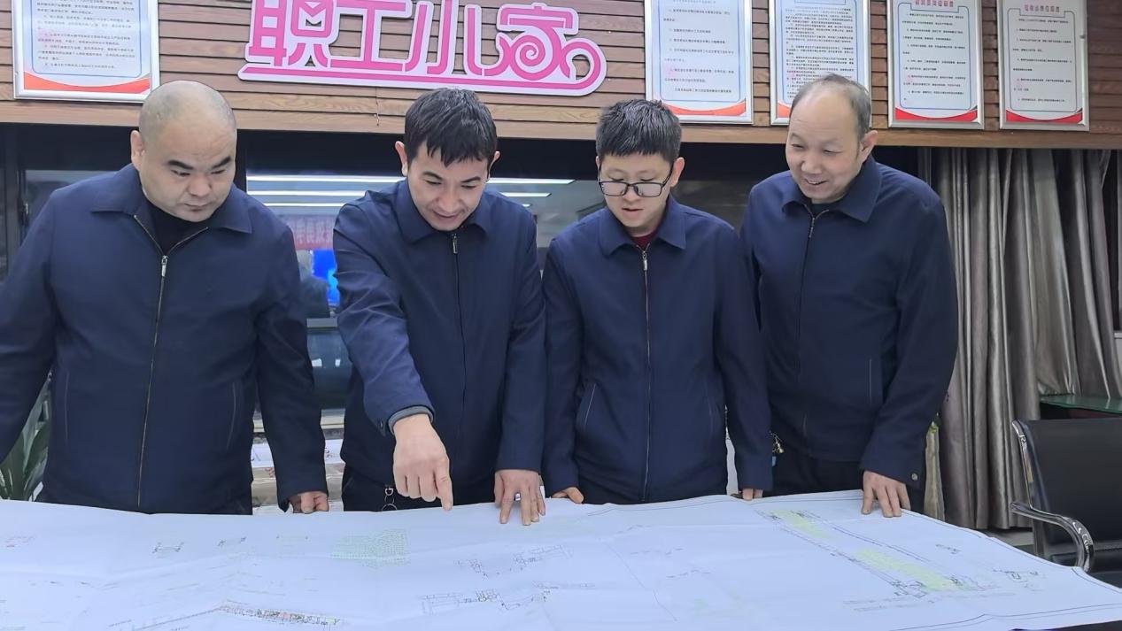 2.蒲白建庄矿业公司配采队班组成员查看工作面布置图