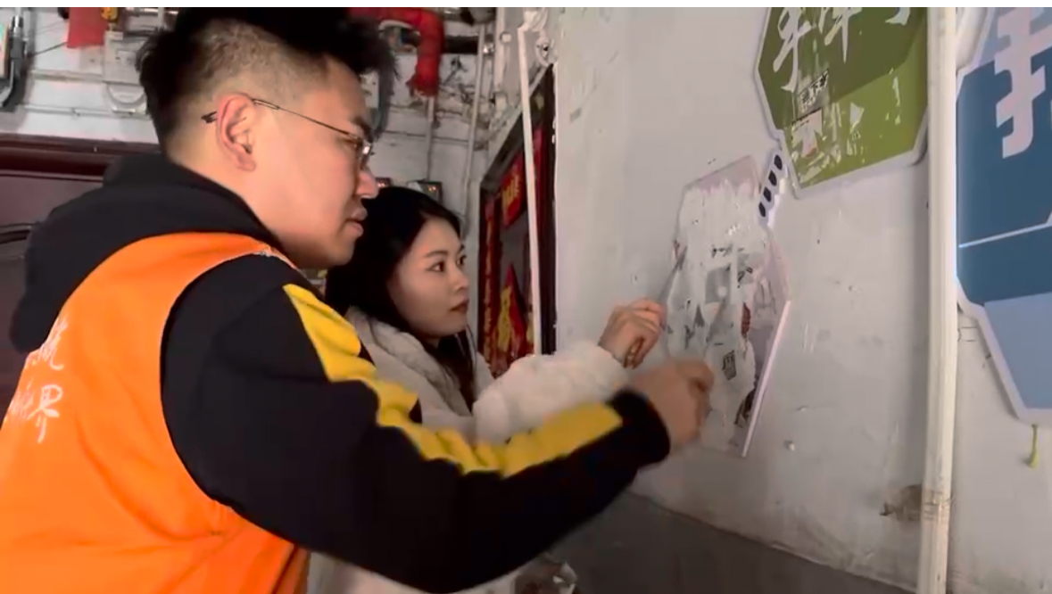清理老旧小区楼道小广告(1)