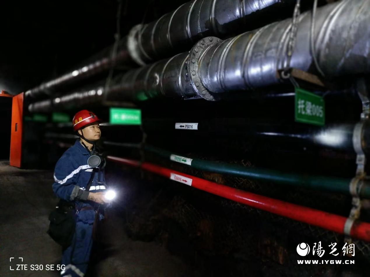 1.蒲白建庄矿业公司生产调度信息中心副主任强鹏超在井下309综放工作面回风巷检查安全隐患