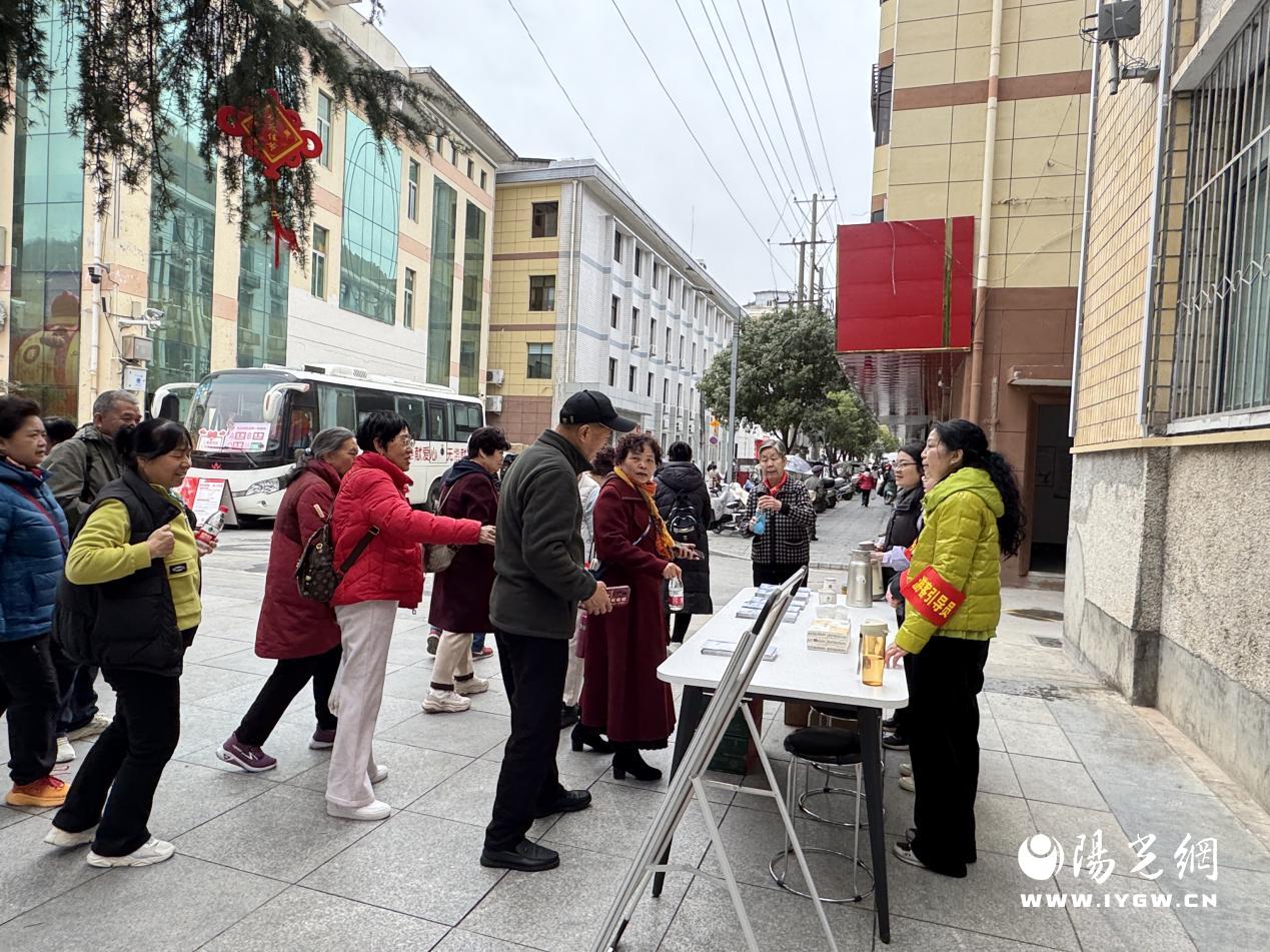 图3 志愿服务者为游客提供服务