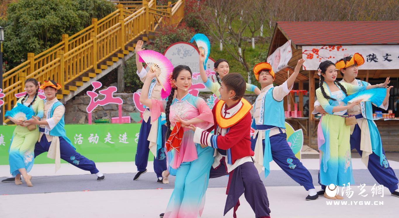 3月22日，演员们在宁陕子午梅苑内表演陕南花鼓戏《春茶开园待贵客》