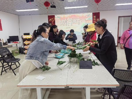 阳光人寿普洱中支包粽子
