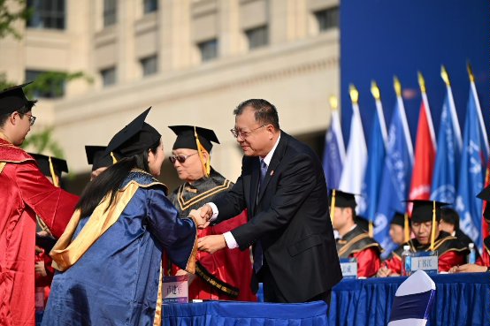5书记为学生颁奖