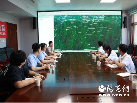 图为科长李成为实践团讲解管护站分布。任博栋 供图