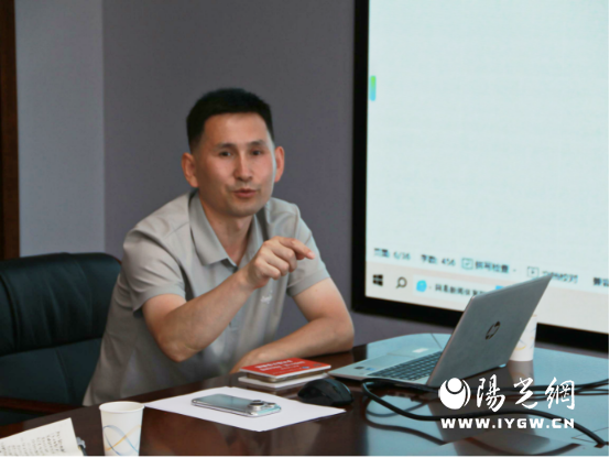 图为科长李成为实践团讲解鸟类种类特写。白景琦 供图