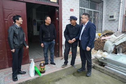 图3：慰问贫困户